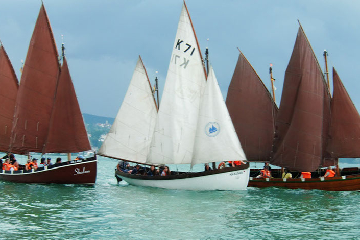 Verein für sozialpädagogisches Segeln: Foto von drei Segelschiffen mit Jugendlichen